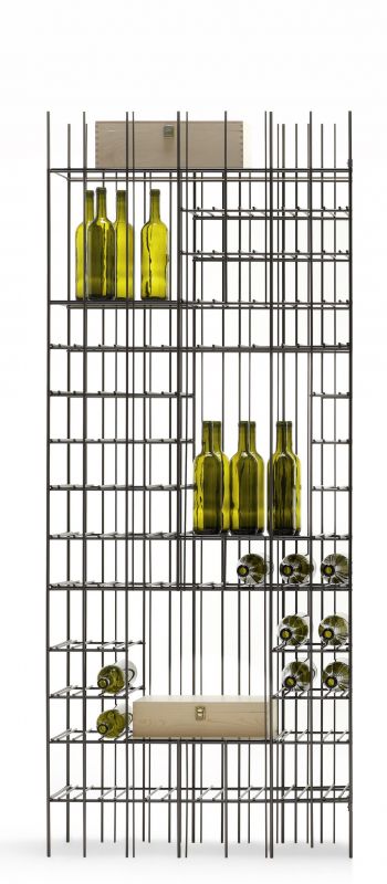 Metrica A Wine Weinregal von Mogg mit grünen Flaschen und Holzkisten im modernen Design.